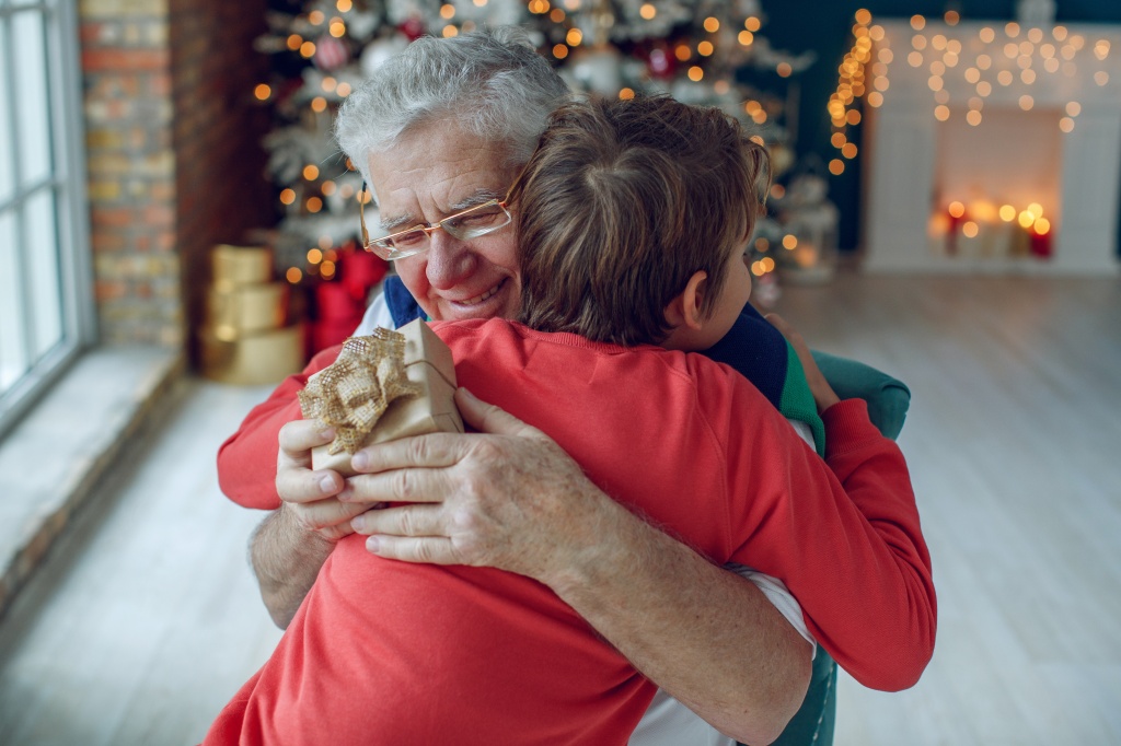 Your Holiday Gift Guide for Loved Ones Living with Alzheimer’s